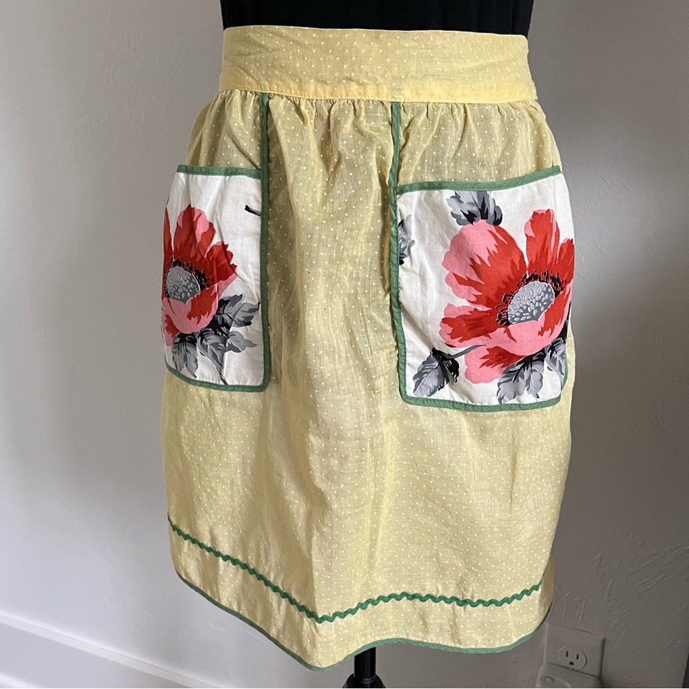 Vintage Yellow Swiss Dot Apron Green Ricrac Trim Floral Pockets
